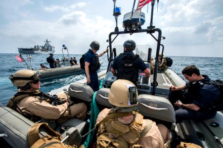 USS Fort McHenry (LSD 43) 150115-N-DQ840-007 (16290457601)