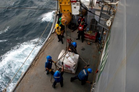 USS Fort McHenry (LSD 43) 150222-N-DQ840-047 (16595216936)