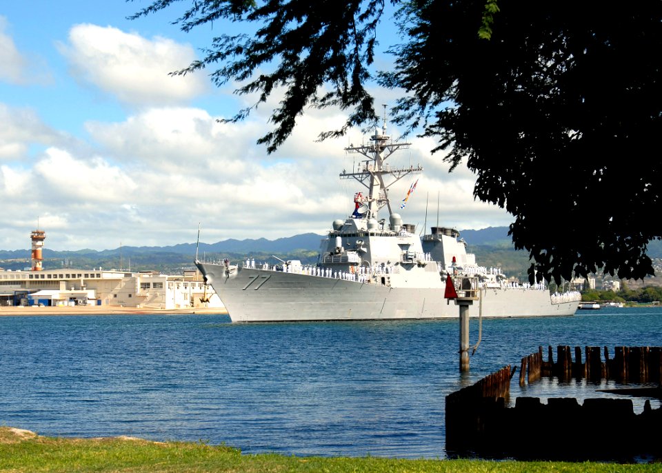US Navy 070126-N-4856G-019 Guided missile destroyer USS O'Kane (DDG 77) makes her way slowly through the harbor channel