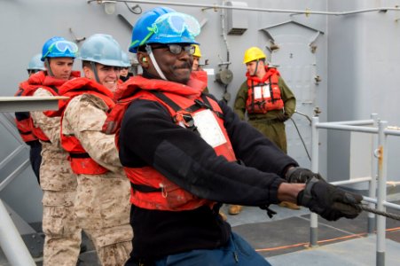 USS Fort McHenry (LSD 43) 150222-N-DQ840-090 (16435371439)