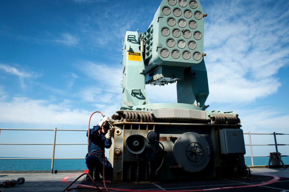 USS Fort McHenry (LSD 43) 150224-N-DQ840-057 (16435148237)