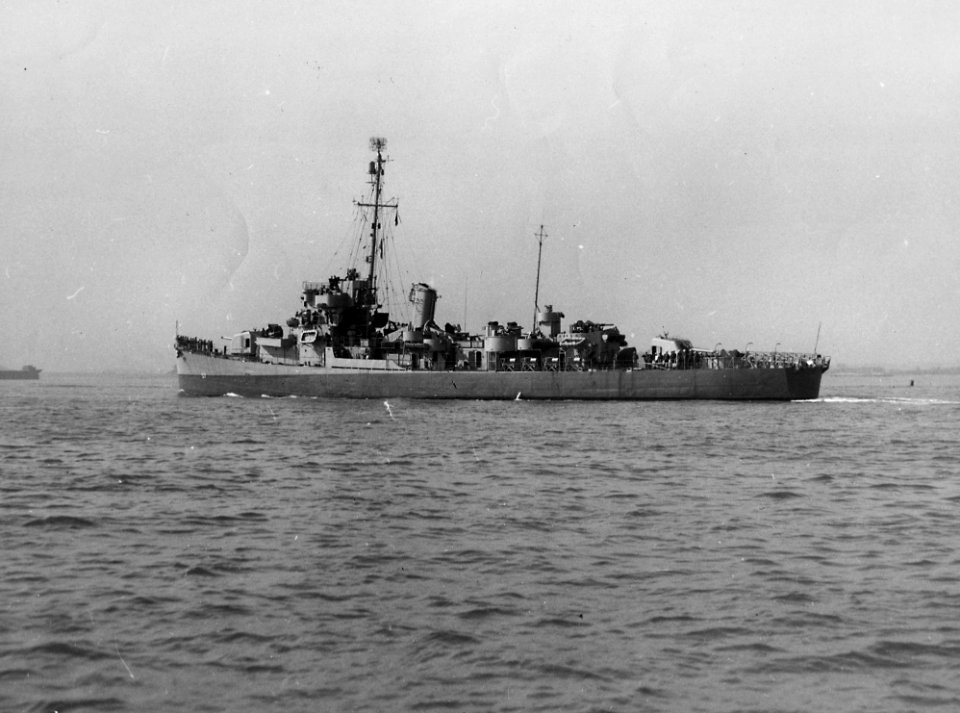 USS Fogg (DE-57) off Boston, Massachussetts (USA), on 12 May 1945 (19-N-120973)