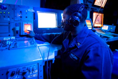 USS Fort McHenry (LSD 43) 150203-N-DQ840-002 (16439243021)