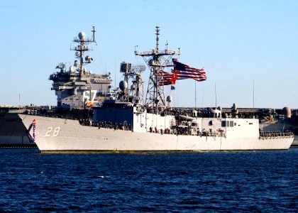 US Navy 070131-N-8544C-003 Sailors man the rails aboard guided missile frigate USS Boone (FFG 28) as she pulls into homeport after completing a six-month deployment