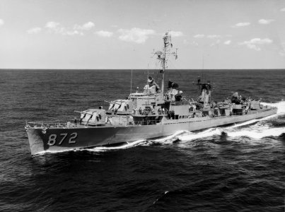 USS Forrest Royal (DD-872) underway in the Atlantic Ocean on 24 April 1959 (NH 106983)