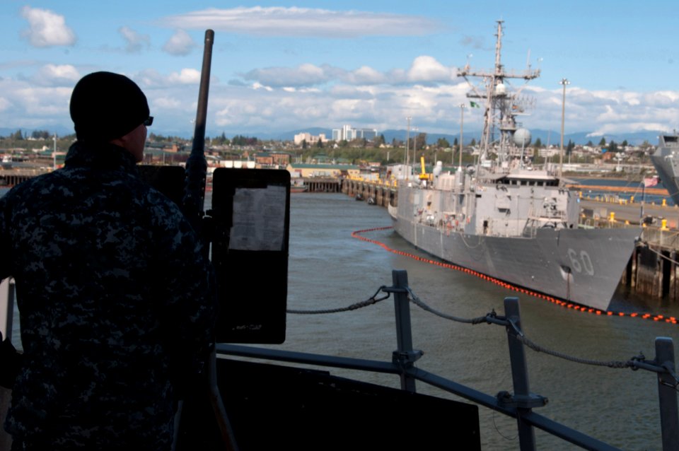 USS Ford departure 130429-N-QY316-119