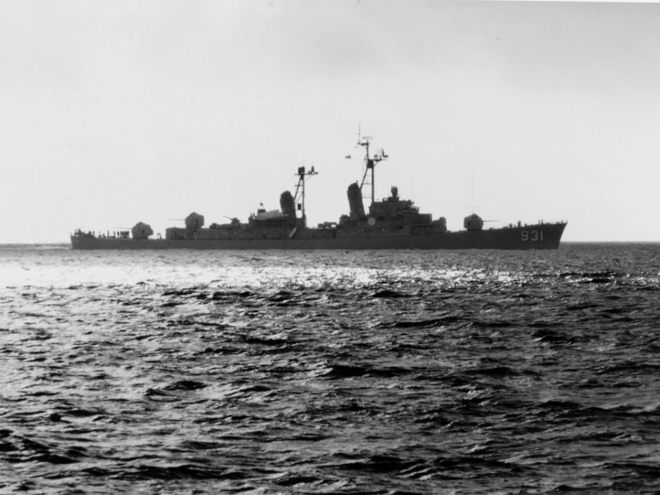USS Forrest Sherman (DD-931) underway in Narragansett Bay, Rhode Island (USA), on 7 October 1969 (K-77760)