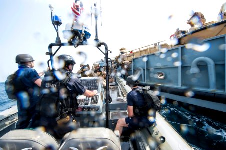 USS Fort McHenry (LSD 43) 150115-N-DQ840-084 (16104883160)