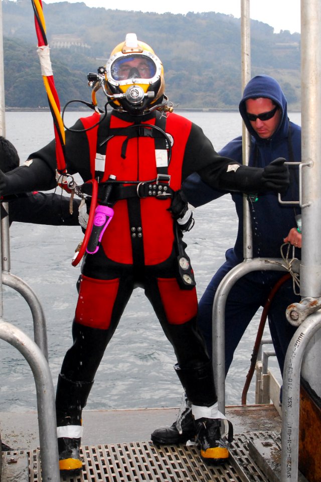 US Navy 070130-N-4124C-030 Navy Diver 2nd Class Ryan Steinkemp, of USS Safeguard (ARS 50), steadies himself on a dive platform during at-anchor dive operations