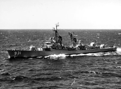 USS Forrest Sherman (DD-931) underway at sea, in 1962 (NH 54120)