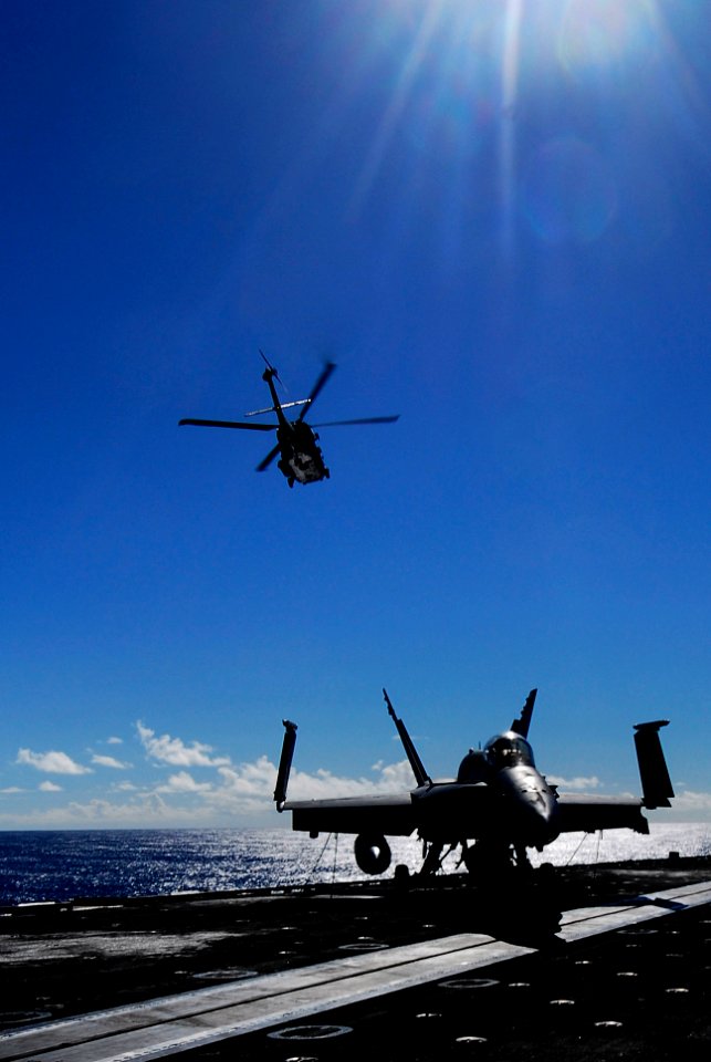 US Navy 070128-N-3729H-063 An SH-60F Seahawk assigned to the