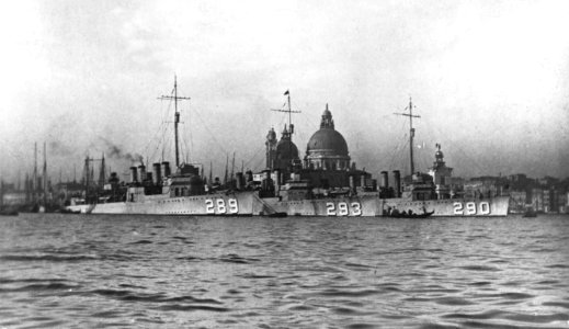 USS Flusser (DD-289), USS Billingsley (DD-293) and USS Dale (DD-290) at Venice, Italy, in 1924-1925 (NH 93983)