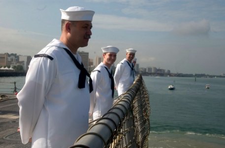 US Navy 070202-N-8534H-002 Sailors man the rails aboard guided missile frigate USS Gary (FFG 51) as the ship arrives in port