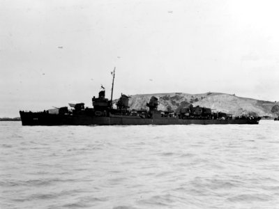 USS Fletcher (DD-445) off the Mare Island Naval Shipyard, California (USA), circa in mid-August 1943 (NH 63537)