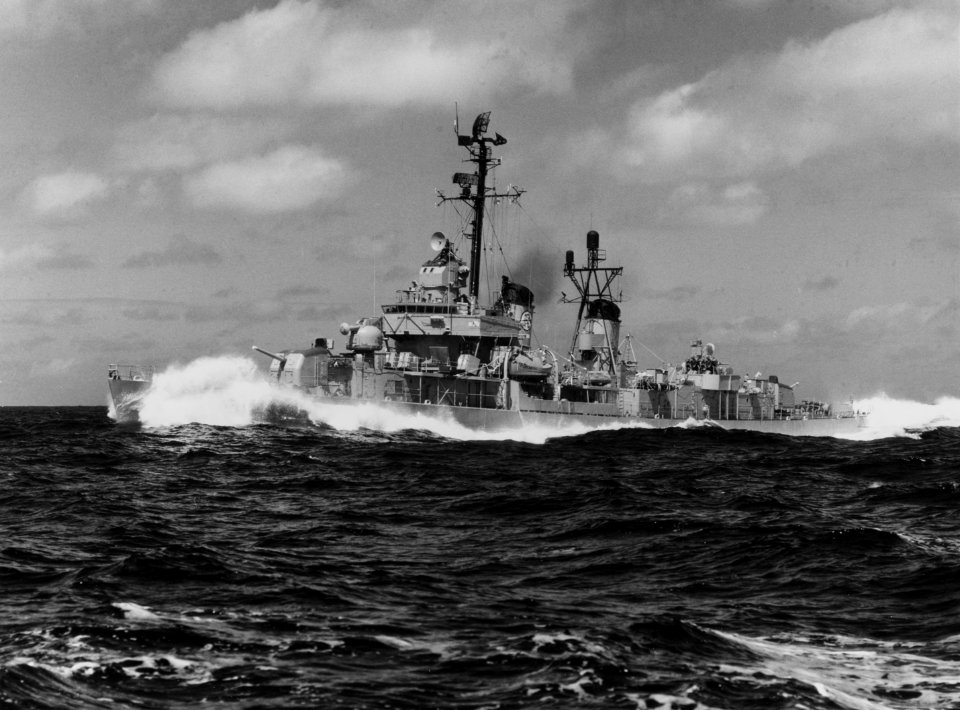 USS Fletcher (DD-445) underway in the Pacific Ocean on 20 October 1966 (NH 97881)