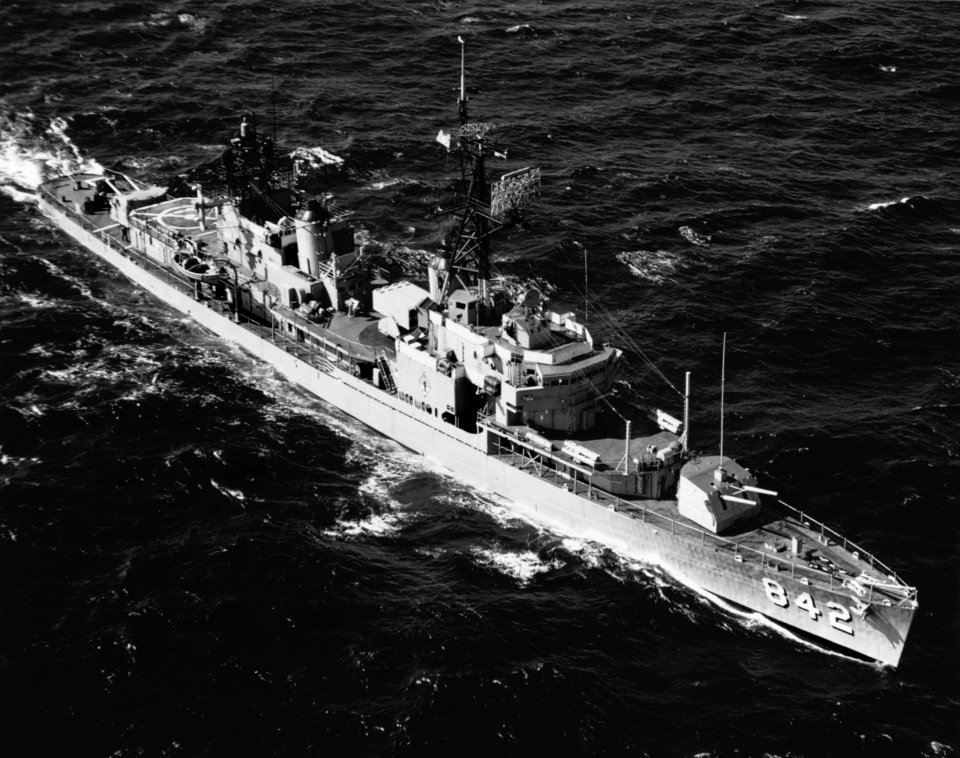 USS Fiske (DD-842) underway in the Narragansett Bay on 18 October 1971 (NH 102964)
