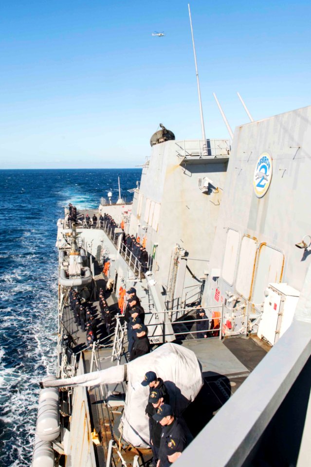 USS Farragut Renders Honors 150325-N-VC236-041