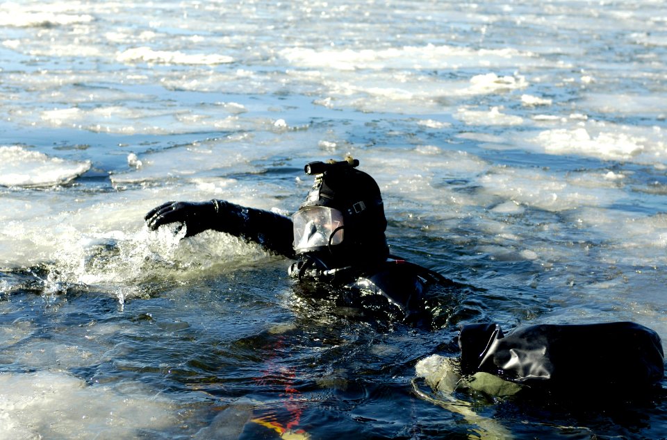 US Navy 070207-N-8467N-003 Navy Diver 3rd Class Cory McDowell, attached to the Los Angeles-class fast attack submarine USS San Juan (SSN 751), swims through the icy Thames River