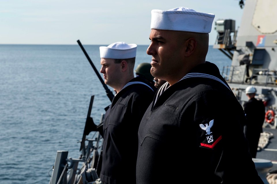 USS Farragut enters Palma de Mallorca 150327-N-VC236-024
