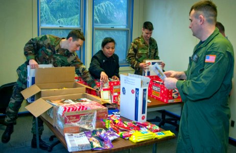 US Navy 070215-N-9150R-002 Members of the Naval Air Station Whidbey Island (NASWI) 1st Class Petty Officers Association (FCPOA) pack boxes full of treats