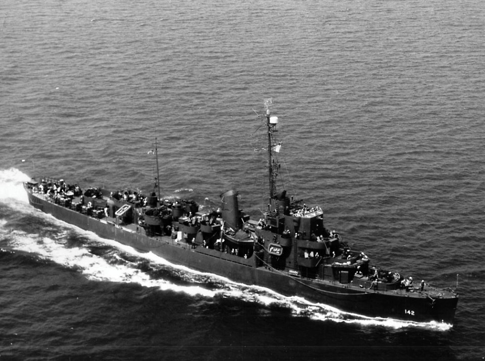 USS Fessenden (DE-142) underway at sea on 28 June 1945 (19-N-85804)
