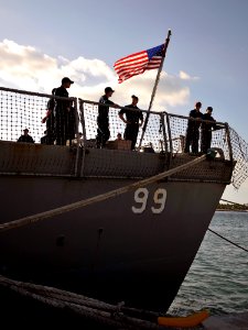 USS Farragut arrives at Mole Pier 140505-N-YB753-154