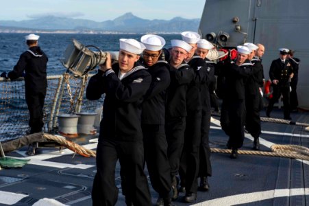 USS Farragut enters Palma de Mallorca 150327-N-VC236-006
