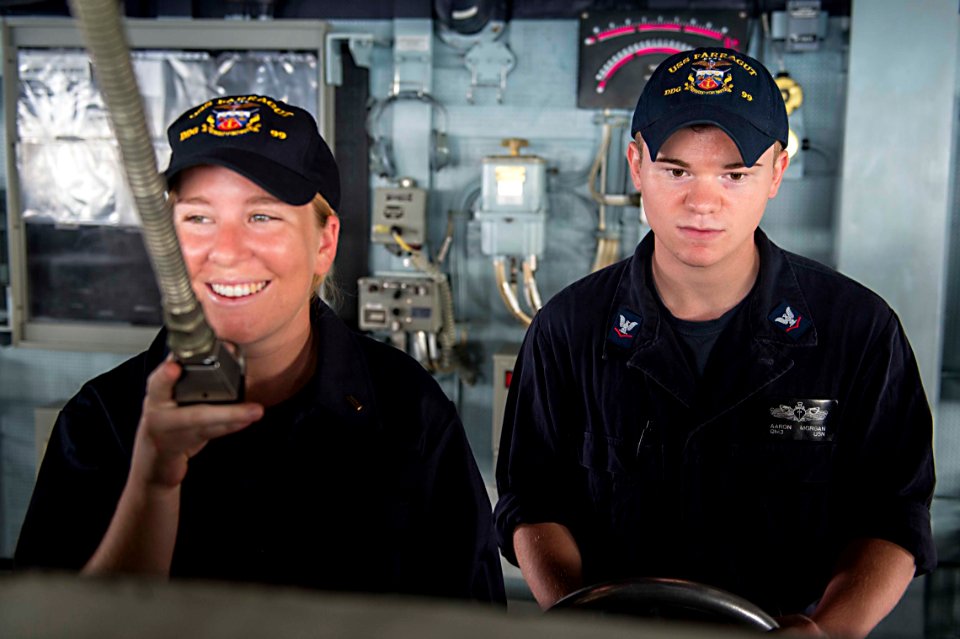 USS Farragut underway replenishment 150905-N-VC236-026