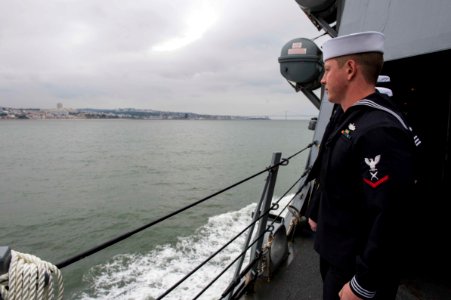USS Farragut enters port in Lisbon 150321-N-VC236-027