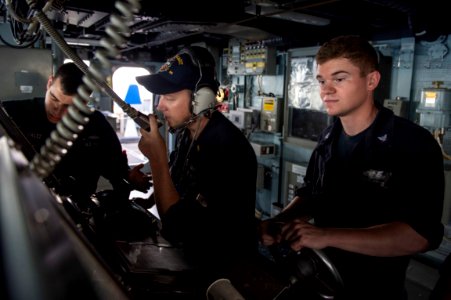 USS Farragut underway replenishment 151009-N-VC236-004