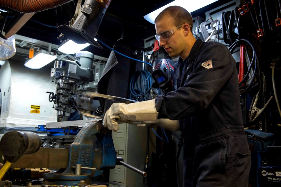 USS Farragut general workshop 150415-N-VC236-033