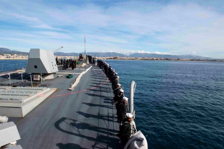 USS Farragut Enters Palma de Mallorca 150327-N-VC236-018