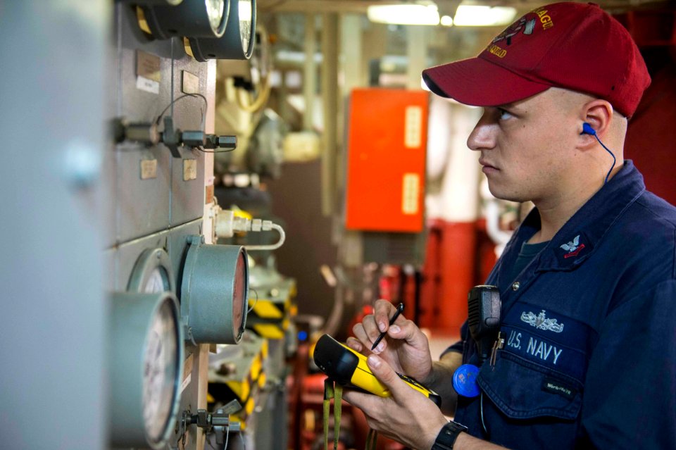 USS Farragut in port operations 150820-N-VC236-008