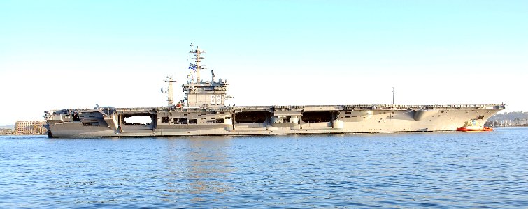 US Navy 070215-N-7643B-010 The nuclear-powered aircraft carrier USS Nimitz (CVN 68) pulls into its homeport of San Diego