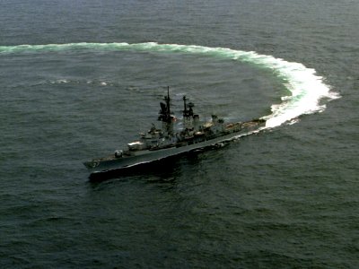 USS Farragut (DDG-37) executing a high speed turn in the Atlantic Ocean on 7 June 1982 (6349813)