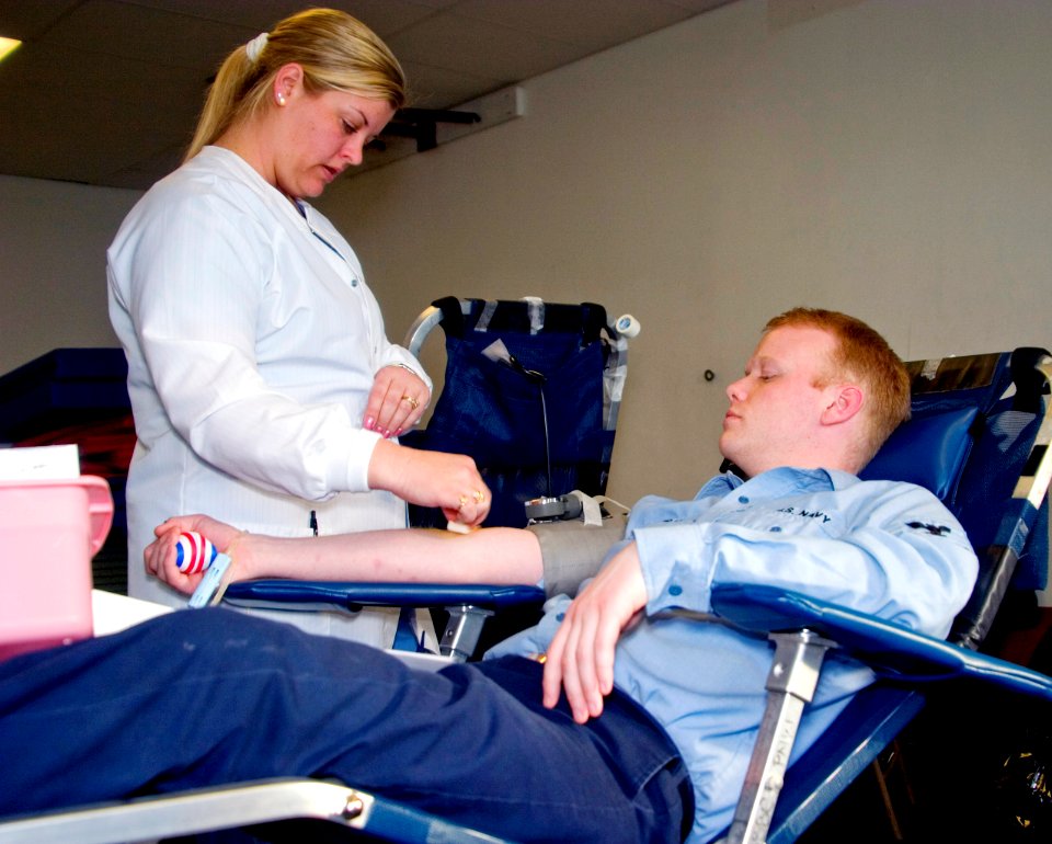 US Navy 070213-N-9150R-001 Tammy Montalvo of the Armed Forces Blood Bank prepares a Sailor's arm for donating blood