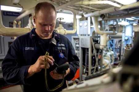 USS Farragut transits Atlantic Ocean 150311-N-VC236-009