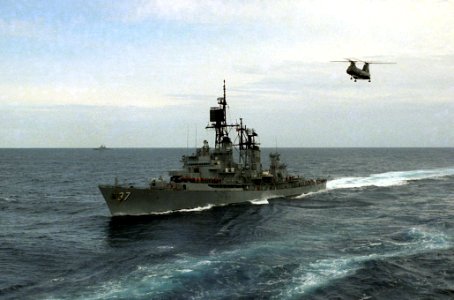 USS Farragut (DDG-37) underway in the Mediterranean Sea on 24 March 1986 (6416226)