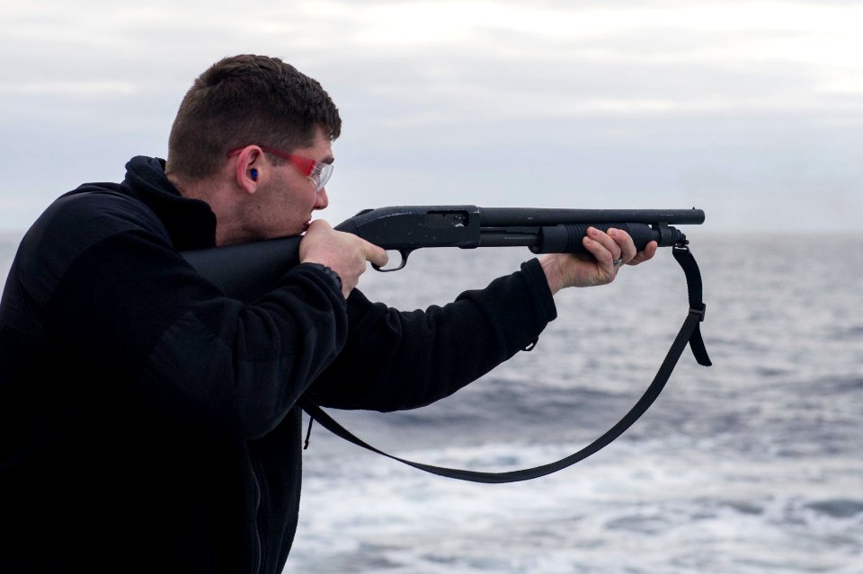 USS Farragut transits Atlantic Ocean 150318-N-VC236-008