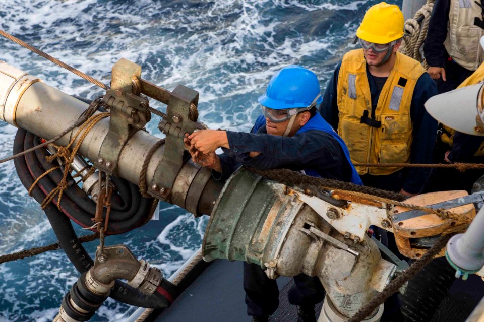 USS Farragut (DDG 99) 150528-N-VC236-013 (17671586073)