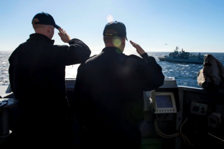 USS Farragut renders honors 150325-N-VC236-032