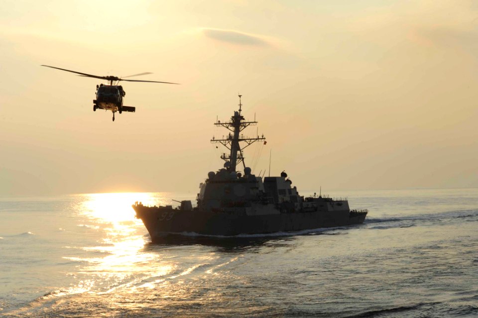 USS Farragut underway in the Arabian Sea. (8246658351)