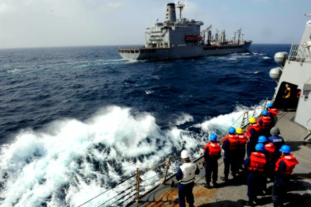USS Farragut approaches USNS Walter S. Diehl. (8339126982)