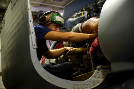 USS Farragut helo det operations 151007-N-VC236-007