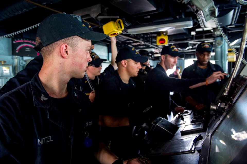 USS Farragut departs Port Khalifa 150709-N-VC236-017