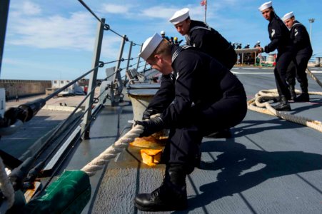 USS Farragut Enters Palma de Mallorca 150327-N-VC236-046