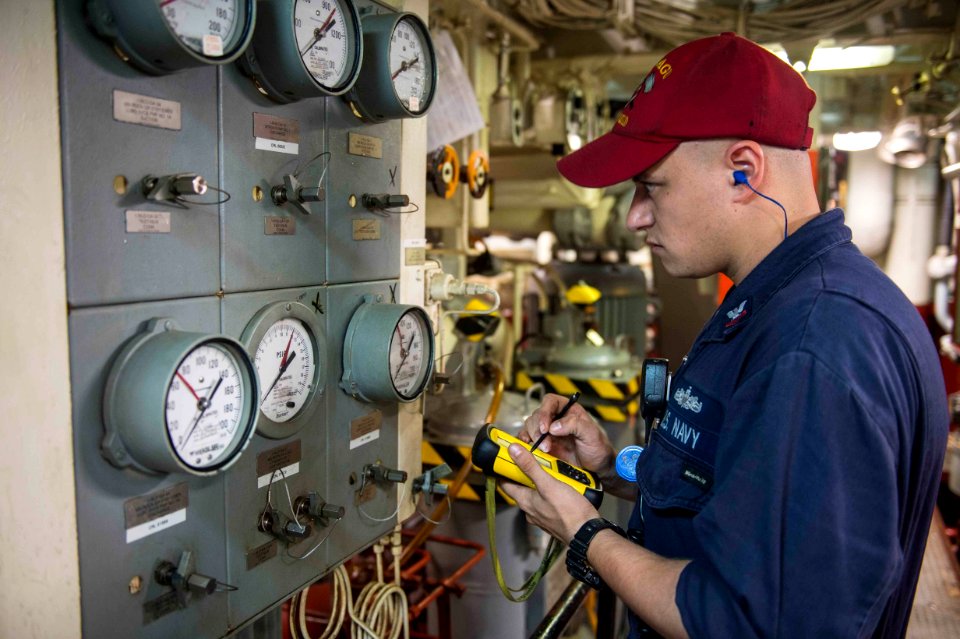USS Farragut in port operations 150820-N-VC236-005