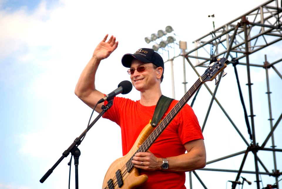 US Navy 070303-N-4856G-067 Gary Sinise performs for the Marines and Sailors of Marine Corps Base Hawaii, Kaneohe Bay