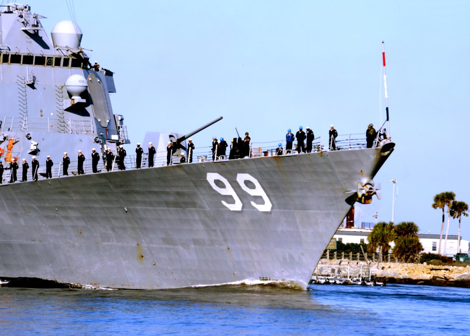 USS Farragut departs on a deployment. (16153228924)