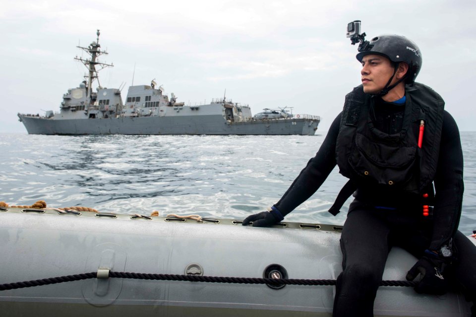 USS Farragut (DDG 99) 150509-N-VC236-010 (16890285354)